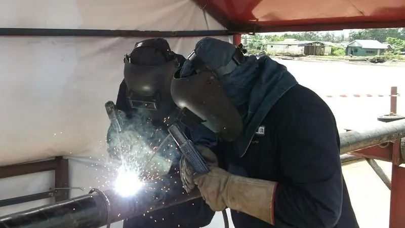 Certified welder completing a tie-in weld on the Aba to Enugu pipeline system